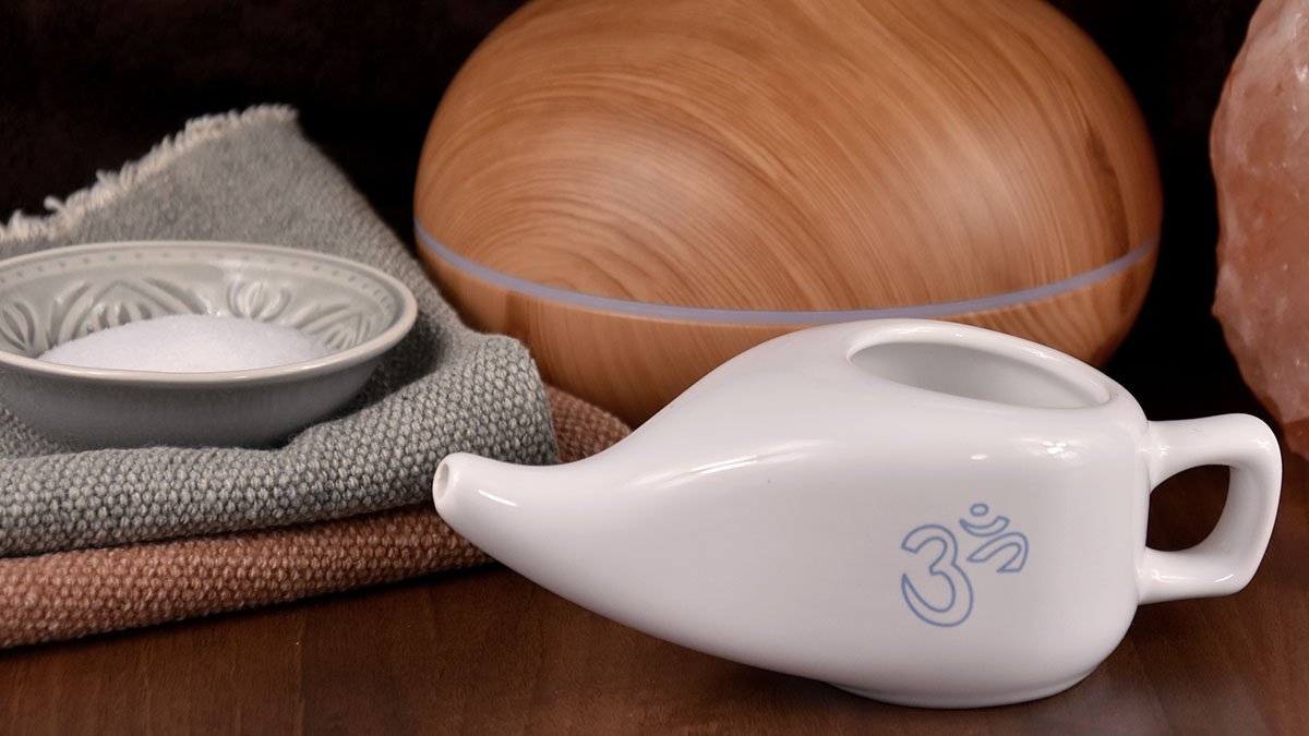 Picture of a neti pot with salt and napkins